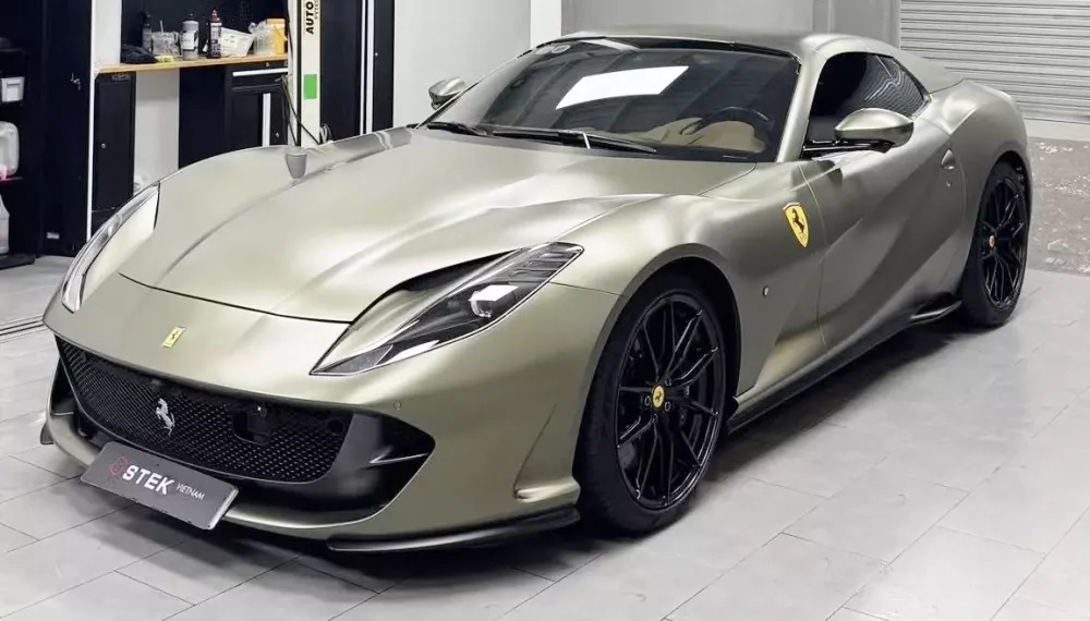 Đánh giá nhanh Ferrari 812 GTS mang chương trình Atelier rất ấn tượng: Màu sơn hàng độc, nội thất có nhuộm carbon xanh
